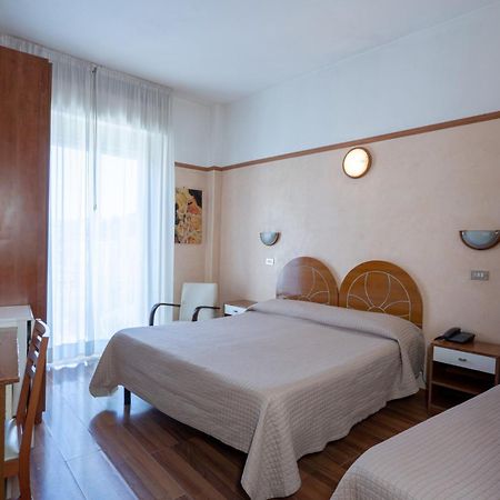 Hotel Britannia Rimini Marina Centro Luaran gambar